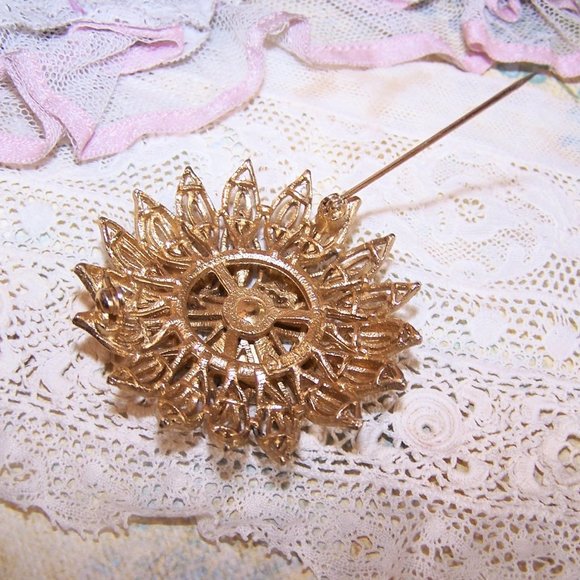 Designer Signed Lisner Gold Tone Metal Costume Pin Brooch - Large Textured Flora - Picture 6 of 6
